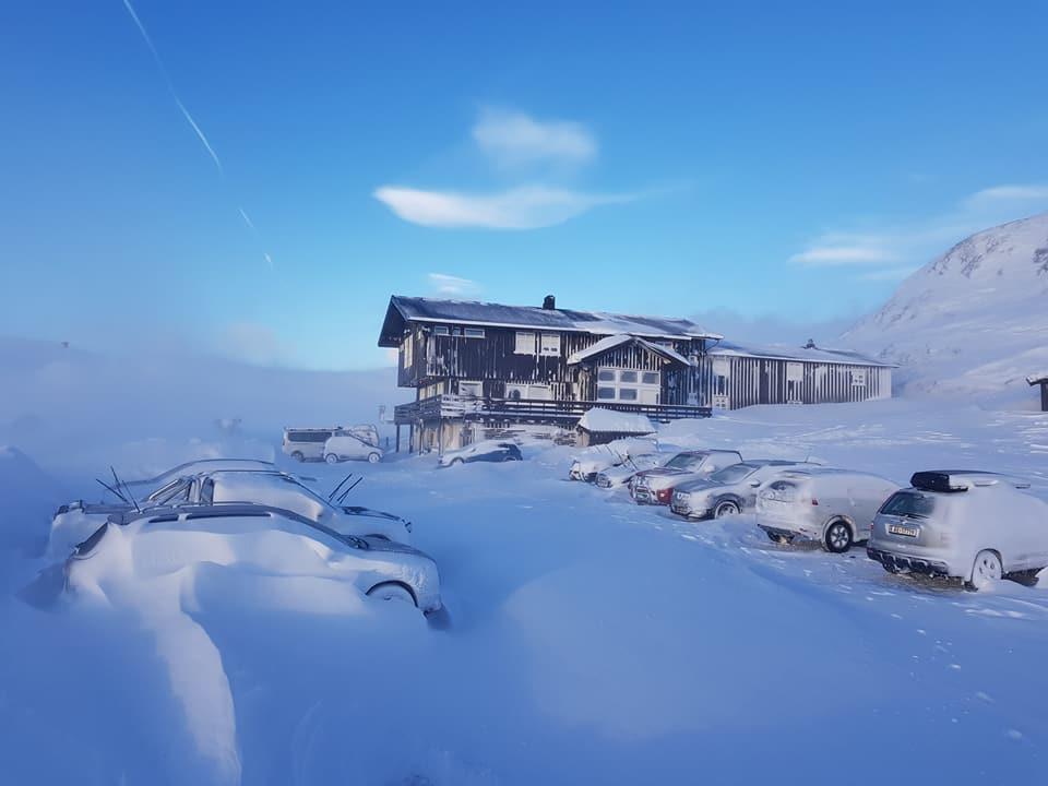 Bergsjøstølen fjellstue med bilar i snø - Klikk for stort bilde